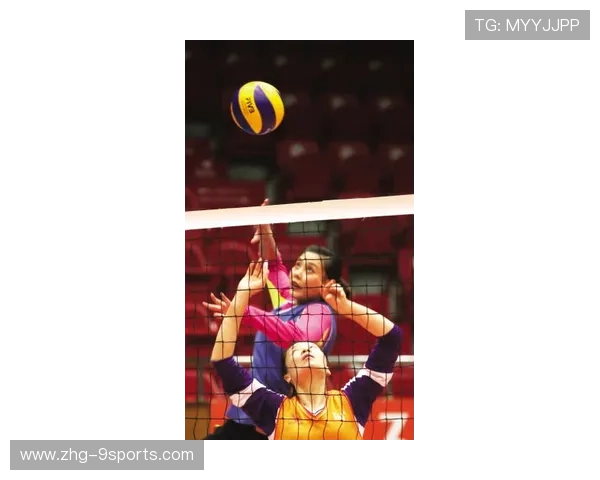 上海女排在对抗训练中展现出较强后排覆盖能力 上海女排在对抗训练中展现出较强后排覆盖能力