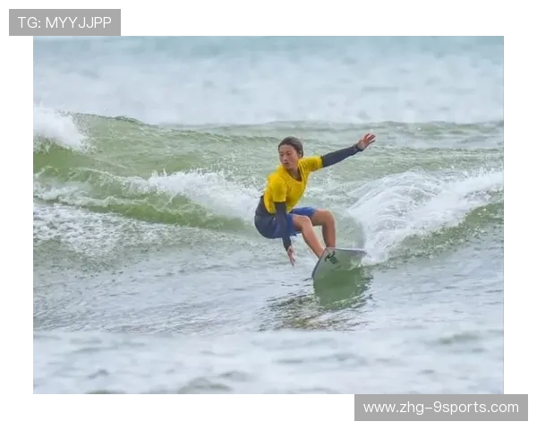 冲浪爸爸抱宝宝一起上浪画面爆红