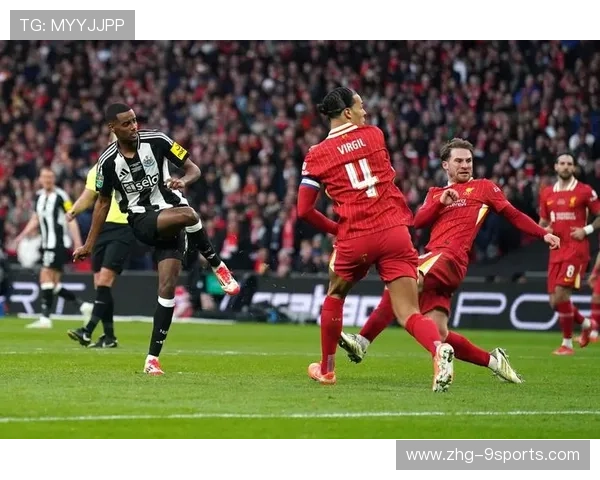 利物浦在前场疯狂压制，萨拉赫头球稍高